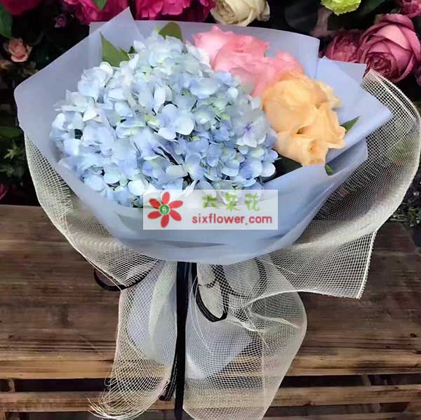 带绣球花的花束